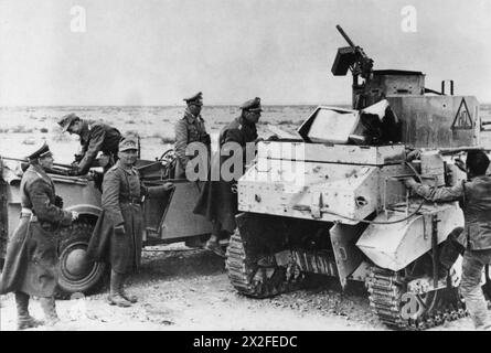 L'ARMÉE ALLEMANDE DANS LA CAMPAGNE DU DÉSERT occidental, 1940-1942 - le maréchal Erwin Rommel et des officiers d'état-major inspectant un char britannique M3 Stuart assommé dans le désert, avril 1942 Armée allemande, Rommel, Erwin Johannes Eugen Banque D'Images