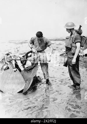 LA BATAILLE D'ANGLETERRE, JUILLET-OCTOBRE 1940 - des soldats examinent une mitrailleuse MG 15 et une partie de la queue d'un bombardier allemand Dornier Do 17Z du KG 2, abattu au-dessus de l'estuaire de la Tamise lors d'attaques sur l'aérodrome d'Eastchurch, le 13 août 1940 Banque D'Images