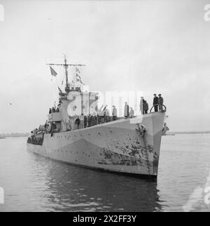 LE raid DE DIEPPE, 19 AOÛT 1942 - le destroyer ORP Ślązak (silésien) de la marine polonaise arrivant à Portsmouth depuis Dieppe, 19 août 1942 Marine polonaise, marine polonaise, ORP Ślązak, destroyer, (1941) Banque D'Images