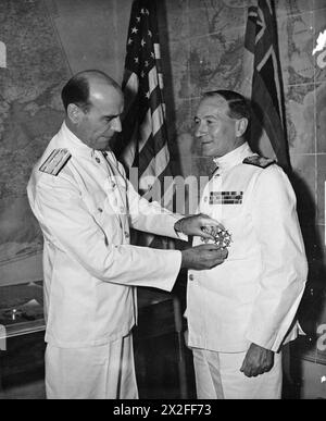 Le vice-amiral William Glassford décerne la Légion du mérite des États-Unis à l'amiral Sir John Cunningham lors d'une cérémonie à Naples, en Italie, pendant la seconde Guerre mondiale. Banque D'Images