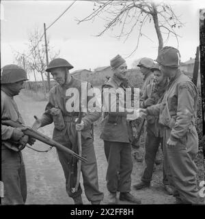 L'ARMÉE BRITANNIQUE EN ITALIE 1944 - les troupes britanniques et les Rangers américains se rencontrent sur la route Anzio-Rome, le 23 janvier 1944 Banque D'Images