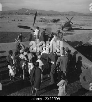 Cecil Beaton a documenté l'Inde, la Birmanie et la Chine à travers des photographies prises entre décembre 1943 et août 1944, enregistrant des scènes culturelles et quotidiennes. Banque D'Images