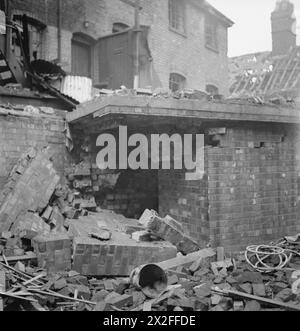 DÉGÂTS CAUSÉS PAR UNE BOMBE À BIRMINGHAM, WARWICKSHIRE, ANGLETERRE, Royaume-Uni, c 1940 - Une vue d'un abri de surface endommagé dans la région de Watery Lane à Birmingham, à la suite d'un raid aérien. Une partie de l'abri en briques a survécu à l'explosion et est toujours debout Banque D'Images