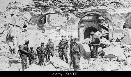 Les troupes du 1er escadron, 12 Podolski Lancers Regiment, 3e Carpates Rifles Division, 2e corps polonais, sont dans les ruines de l'abbaye de Monte Cassino après que la première patrouille alliée eut capturé le site le 18 mai 1944 pendant la campagne d'Italie. Banque D'Images