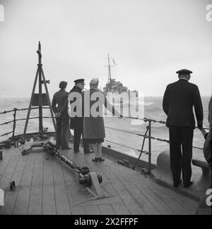 WINSTON CHURCHILL PENDANT LA SECONDE GUERRE MONDIALE - le premier ministre Winston Churchill, sa femme Clementine et sa fille Mary, à bord du cuirassé HMS RENOWN lors de leur voyage de retour au Royaume-Uni en provenance des États-Unis et du Canada en septembre 1943 Churchill, Winston Leonard Spencer, Churchill, Clementine Ogilvy Spencer, Churchill, Mary Banque D'Images