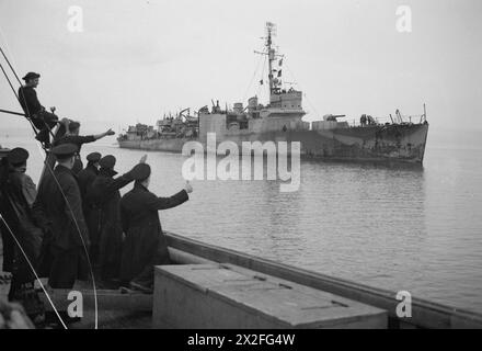 LES PREMIERS NAVIRES DE GUERRE AMÉRICAINS ESCORTANT UN CONVOI ARRIVENT À LONDONDERRY. DU 29 JANVIER AU 2 FÉVRIER 1942, À LONDONDERRY, ULSTER, PREMIÈRE BASE NAVALE AMÉRICAINE EN EUROPE. - Le destroyer américain USS DALLAS est surveillé par des marins britanniques depuis un navire de passage alors qu'il pénètre dans le port USS Dallas Banque D'Images