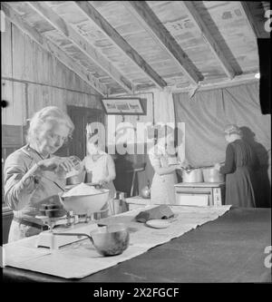 JARDINAGE COMMUNAUTAIRE : WARTIME FOOD PRODUCTION AT Rowney GREEN, WORCESTERSHIRE, ANGLETERRE, Royaume-Uni, 1943 - les membres de l'Institut des femmes Mme Nutting, Mme Bull, Mme Harborne et une collègue font de la confiture dans le Peace Hall (une cabane militaire transformée en salle de village) à Rowney Green, Worcestershire. Les fruits étaient fournis par les habitants du village, de leurs propres jardins, et le sucre venait du gouvernement. Selon la légende originale, ce centre a produit près d'une tonne et trois quarts de confiture au cours des trois saisons depuis le début du projet Banque D'Images