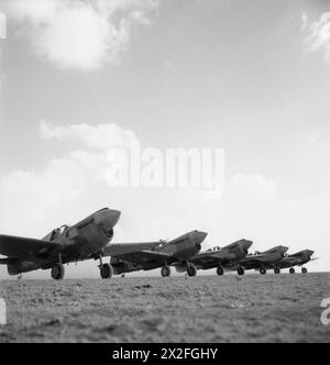 ROYAL AIR FORCE : OPÉRATIONS AU MOYEN-ORIENT ET EN AFRIQUE DU NORD, 1940-1943. - Curtiss Kittyhawk Mark IAS du No. 3 Squadron RAAF aligné avec des moteurs tournant au LG 91, Egypt Royal Australian Air Force, 3 Squadron Banque D'Images