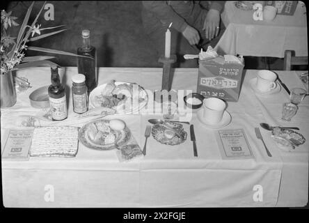 LES FORCES ALLIÉES CÉLÈBRENT LA PÂQUE : TRADITIONS JUIVES EN TEMPS DE GUERRE GRANDE-BRETAGNE, AVRIL 1944 - la table est mise pour la cérémonie de la Pâque, qui se tient dans une grande salle pour des centaines de militaires, quelque part près de Londres. Le repas de la Pâque se compose d'une salade d'herbes amères (pour commémorer 'le travail amer avec de la chaux et de l'eau que les Israélites ont dû faire dans leur esclavage en Egypte') ; oeuf (qui commémore 'les sacrifices autrefois offerts dans les jours du Temple); Matzo ou Matsa, qui est du pain sans levain, (le pain d'affliction que nos pères mangeaient dans le pays d'Égypte) Banque D'Images