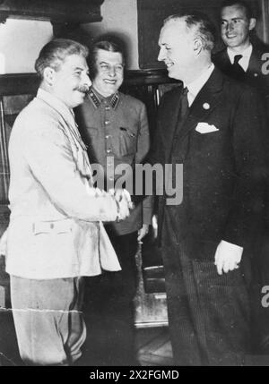 LA COOPÉRATION NAZI-SOVIÉTIQUE, 1939-1941 - Joachim von Ribbentrop, le ministre allemand des Affaires étrangères, serrant la main à Joseph Staline après la signature du traité d'amitié, de coopération et de démarcation, la continuation du Ribbentrop-Molotov Pact.Comandarm Boris Shaposhnikov, le chef de l'état-major général de l'Armée rouge ; et Richard Schulze-Kossens, adjudant de Ribbentrop; sont tous les deux en arrière-plan souriant Ribbentrop, Joachim von, Staline, Joseph, Shaposhnikov, Boris Mikhailovitch, Schulze-Kossens, Richard Banque D'Images