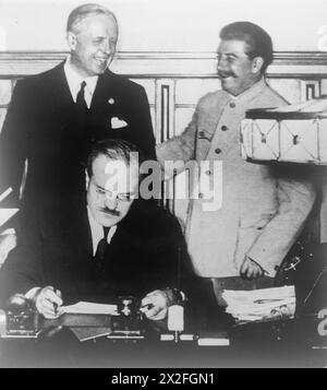 LA COOPÉRATION NAZI-SOVIÉTIQUE, 1939-1941 - Joachim von Ribbentrop, le ministre allemand des Affaires étrangères, partage une blague avec Joseph Staline tandis que Vyacheslav Molotov, le ministre soviétique des Affaires étrangères, signe le traité d'amitié, de coopération et de démarcation, la poursuite du pacte Ribbentrop-Molotov, le pacte de démarcation de l'Europe, 28 septembre 1939 Staline, Joseph, Molotov, Vyacheslav Mikhaïlovitch, Ribbentrop, Joachim von Banque D'Images