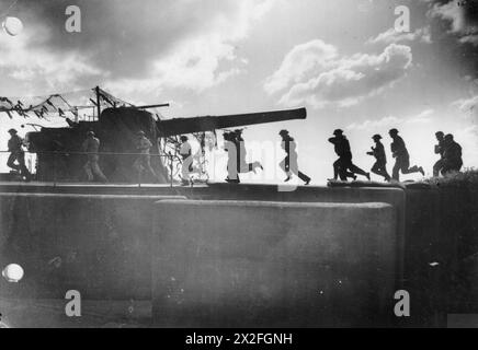 L'ARMÉE BRITANNIQUE AU ROYAUME-UNI 1939-1945 - les équipages de canons de la Royal Artillery se précipitent pour prendre poste à leurs canons de 9,2 pouces lors d'un tir d'entraînement à Culver point Battery sur l'île de Wight, en Angleterre, 24 août 1940 British Army, Royal Artillery Banque D'Images