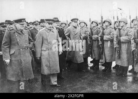 QUATRIÈME CONFÉRENCE DE MOSCOU, OCTOBRE 1944. - Winston Churchill et le maréchal Joseph Staline, en compagnie du commissaire soviétique des Affaires étrangères Molotov (à droite derrière Staline), inspectant la garde d'honneur de l'Armée rouge à l'aéroport de Moscou, le 9 octobre 1944. L'officier à l'extrême droite est le général Ivan Serov, le chef adjoint tristement célèbre du NKVD, la police secrète soviétique Armée Rouge, NKVD, Churchill, Winston Leonard Spencer, Staline, Joseph, Molotov, Vyacheslav Mikhaïlovitch, Serov, Ivan Banque D'Images