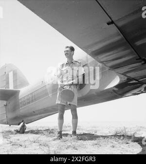 Le Major G J 'Lemmie' le Mesurier, officier commandant le No 1 Squadron SAAF, se tient devant son Hawker Hurricane Mark IIB, BG971 'AX-V' à LG 92, Égypte ; le 3 juillet 1942, il mène onze ouragans contre Junkers Ju 87B lors des opérations d'El Alamein. Banque D'Images