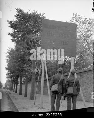 En septembre-octobre 1939, le British Expeditionary Force (BEF) arrive en France. Un panneau indique aux conducteurs de l'armée britannique de conduire sur le côté droit de la route. Banque D'Images