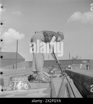 LES FEMMES DIRIGENT Un BATEAU : LA VIE À BORD DE LA BARGE DU CANAL 'HEATHER BELL', 1942 - C'est une vie occupée sur une barge du canal. Ici, nous voyons Mlle March laver le toit de la 'HEATHER BELL' alors qu'elle attend qu'une serrure se vide Banque D'Images