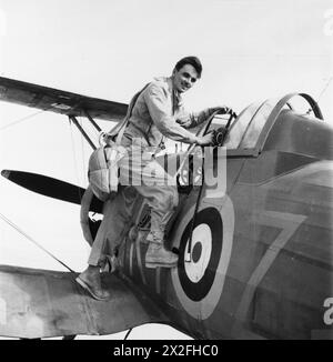 OPÉRATIONS DE LA ROYAL AIR FORCE AU MOYEN-ORIENT ET EN AFRIQUE DU NORD, 1939-1943. - Le pilote l l l Bartley, un pilote canadien du No. 112 Squadron RAF, monte dans son Gloster Gladiator Mark II, probablement à Sidi Heneish, en Égypte Royal Air Force, 112 Squadron Banque D'Images