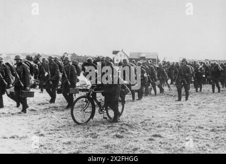 L'INVASION ALLEMANDE DE LA NORVÈGE, 1940 - des renforts d'infanterie allemands arrivent à l'aérodrome de Sola à Stavanger, en avril 1940 Banque D'Images