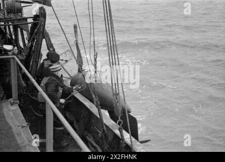 LA ROYAL NAVY PENDANT LA SECONDE GUERRE MONDIALE - les orepesa flottent à bord d'un dragueur de mines hissé par-dessus bord. Ce dispositif est utilisé pour couper les câbles des mines immergées Banque D'Images