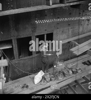 GLASGOW SHIPYARD : CONSTRUCTION NAVALE EN TEMPS DE GUERRE, GLASGOW, LANARKSHIRE, ÉCOSSE, ROYAUME-UNI, 1944 - Une riveteuse au travail Banque D'Images