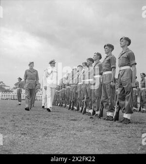 SIGNATURE DE LA REDDITION JAPONAISE À SINGAPOUR, 1945 - L'amiral Lord Louis Mountbatten inspecte les hommes du Royal Air Force Regiment à l'extérieur des bâtiments municipaux de Singapour avant la signature du document de reddition Banque D'Images