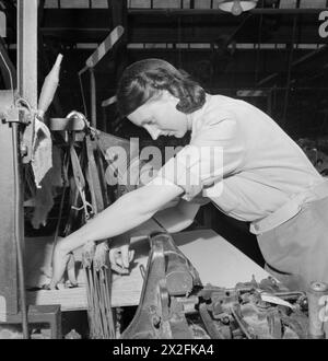 Jennie Barnes a travaillé dans une usine de coton dans le Lancashire, en Angleterre, en 1945, gérant quarante métiers à tisser dans un hangar contenant 1 014 métiers à tisser produisant près de 250 000 mètres de tissu par semaine, illustrant la vie quotidienne dans l'industrie britannique du coton. Banque D'Images