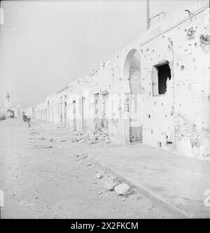 Photographies de Cecil Beaton montrant des bâtiments endommagés par des éclats d'éclats à Tobrouk, Libye, prises entre février et juillet 1942. Banque D'Images
