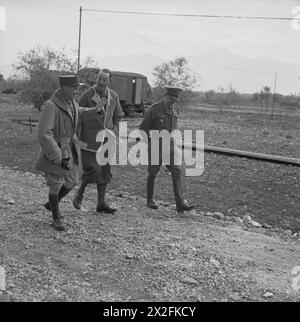 LA BATAILLE DE CASSINO, JANVIER-MAI 1944 - PERSONNALITÉS: le commandant des armées alliées en Italie, le général Sir Harold Alexander avec le commandant de la 8e armée britannique, le général Sir Oliver Leese et le commandant du corps expéditionnaire français, le général Alphonse juin au quartier général tactique de la 8e armée Alexander, Harold Rupert Leofric George Banque D'Images