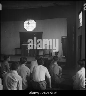Une photographie en noir et blanc de Cecil Beaton de sa tournée en Inde, en Birmanie et en Chine de 1943 à 1944, capturant des scènes de guerre et du personnel. L'image reflète la documentation visuelle de l'époque de la vie militaire et civile. Banque D'Images
