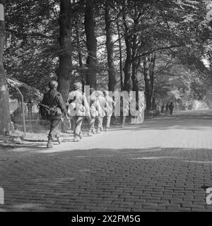 OPÉRATION 'MARKET GARDEN' - LA BATAILLE D'ARNHEM, SEPTEMBRE 1944 - les hommes du 2e Bataillon South Staffordshire Regiment entrent à Oosterbeek le long de l'Utrechtsweg en route vers Arnhem, le 18 septembre 1944 Banque D'Images