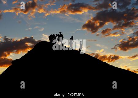 Équipe silhouette menant des recherches sur les volcans pendant le coucher de soleil pittoresque en toile de fond Banque D'Images