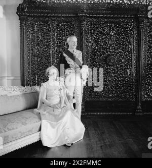 CECIL BEATON PHOTOGRAPHIES : PERSONNALITÉS POLITIQUES ET MILITAIRES - personnalités politiques : le gouverneur de Bombay, Sir John Colville, avec Lady Colville, en robe officielle Colville, (David) John Banque D'Images