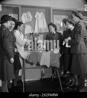 PROGRAMME D'ÉDUCATION ET DE FORMATION PROFESSIONNELLE DE LA ROYAL AIR Force - les membres de la Women's Auxiliary Air Force (WAAF) qui suivent une formation pour devenir instructeurs pour le programme d'éducation et de formation professionnelle de la Royal Air Force visitent une clinique de santé pour enfants à Edmonton, à Londres Banque D'Images