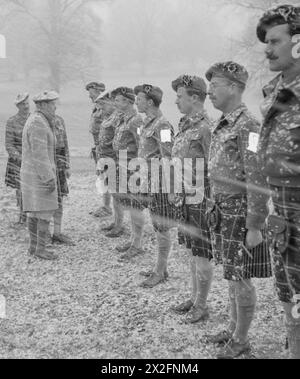 Le roi inspecte des officiers des Seaforth Highlanders lors d'une tempête de neige à Gorhambury Park, Hertfordshire, le 29 février 1944, dans le cadre des activités de l'armée britannique au Royaume-Uni pendant la première Guerre mondiale Banque D'Images