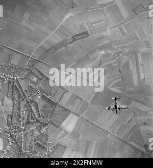 COMMANDEMENT DES BOMBARDIERS DE LA ROYAL AIR FORCE, 1942-1945. - Un Douglas Boston Mark III du No. 226 Squadron RAF commence sa course de bombardement lors d'une attaque sur l'aérodrome de Carpiquet, près de Caen, France, par des avions du No. 2 Group. Derrière le Boston, au moins deux canons dans une position anti-aérienne allemande peuvent être vus tirer sur l'avion attaquant Royal Air Force, Group, 226, Royal Air Force, 2 Group, armée de l'air allemande (troisième Reich) Banque D'Images