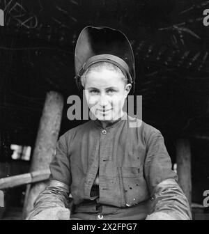 GLASGOW SHIPYARD : CONSTRUCTION NAVALE EN TEMPS DE GUERRE, GLASGOW, LANARKSHIRE, ÉCOSSE, ROYAUME-UNI, 1944 - Portrait informel d'une soudeuse dans le chantier naval Banque D'Images