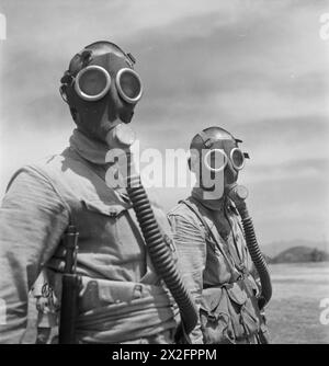 CECIL BEATON PHOTOGRAPHIES : GÉNÉRAL - Chine 1944 : deux soldats chinois portant des masques à gaz au centre d'entraînement militaire de Pihu dans le sud-est de la Chine. Deux soldats chinois portant un masque à gaz au Centre d'entraînement militaire de Pihu dans le sud-est de la Chine, 1944. Nous voyons ici comment Beaton a utilisé ses sensibilités photographiques de mode pour capturer certains des aspects étranges et grotesques de la guerre Banque D'Images