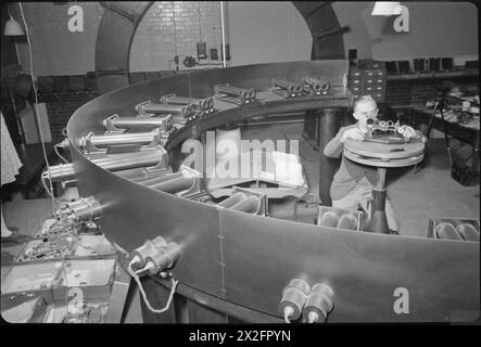 Un scientifique de la section optique du laboratoire national de physique de Teddington, teste l'échelle angulaire des sextants à l'aide d'un grand instrument circulaire monté sur des piliers en acier en 1944. Banque D'Images