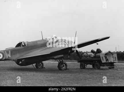 COMMANDEMENT DES BOMBARDIERS de la RAF - Un équipage de Handley page Hampden pose devant leur avion, avril 1940 Banque D'Images