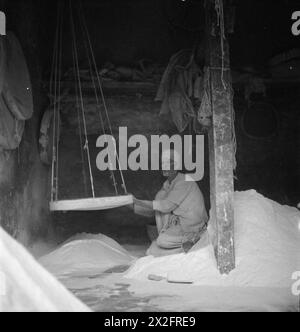 Des photographies de Cecil Beaton prises en Inde, en Birmanie et en Chine entre décembre 1943 et août 1944 décrivent des opérations militaires et la vie civile. Banque D'Images