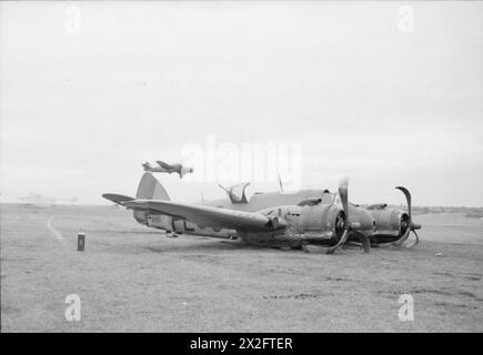 ROYAL AIR FORCE COASTAL COMMAND, 1939-1945. - Endommagé le Bristol Beaufighter TF Mark X, NE831 'PL-O', du No. 144 Squadron RAF, au repos après un atterrissage écrasé à Dallachy, Morayshire, au retour de l'attaque coûteuse contre le destroyer allemand Z-33 et ses navires d'escorte à Fordefjord, Norvège, le 9 février 1945. 31 Beaufighters de la Dallachy Strike Wing ont participé à l'opération, dont 9 ont été abattus par des chasseurs allemands et des défenses antiaériennes. Le Sergent de vol S Butler (pilote) et le Sergent de vol Nicholls (navigateur) à NE831 ont été les derniers à attaquer les navires, au cours desquels nous Banque D'Images