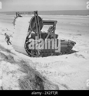 PRÉPARATIFS DE L'OPÉRATION OVERLORD (DÉBARQUEMENT DE NORMANDIE) : JOUR J 6 JUIN 1944 - Churchill AVRE (Armoured Vehicle Royal Engineers) type C Mark II couche de moquette pour la pose de pistes à travers les plages douces Banque D'Images