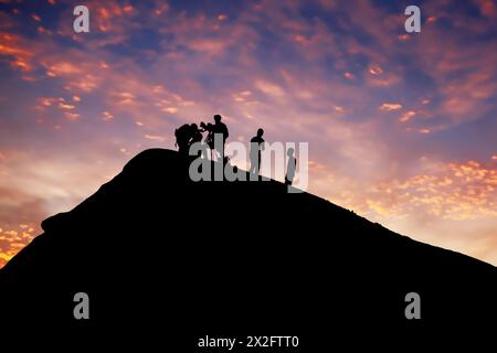 Équipe silhouette menant des recherches sur les volcans pendant le coucher de soleil pittoresque en toile de fond Banque D'Images