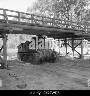 L'ARMÉE BRITANNIQUE EN BIRMANIE 1945 - Un char Lee de la 2e division descendant le lit sec de la rivière Sipadon près de Pyingyaing, entre Kalewa et Shwebo, janvier 1945 Banque D'Images