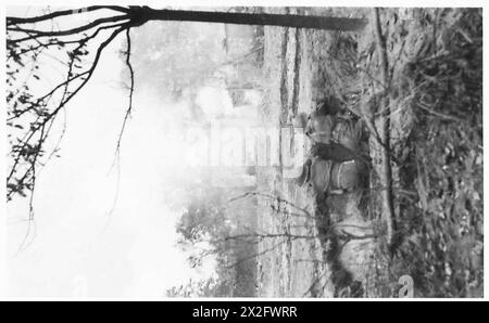 Les photographies documentent des membres du Royal corps of Signals du 21e groupe d'armées de l'armée britannique posant des lignes de communication sous le feu, illustrant des opérations de génie militaire pendant la IIe Guerre mondiale Banque D'Images