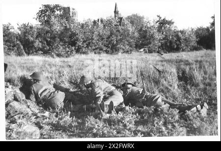 Le Royal corps of Signals est représenté en train de poser des lignes de communication sous le feu sur le terrain, illustrant les opérations de signalisation et les communications militaires du 21e groupe d'armées britannique. Banque D'Images