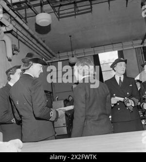 SAR la duchesse de Kent, commandant du WRNS, inspecte la galère du plus grand dépôt de formation et de dessin du WRNS. Banque D'Images