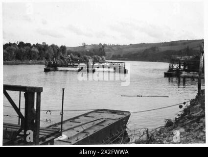 CONSTRUCTION D'Un PONT FLOTTANT BAILEY DE CLASSE 40 AU-DESSUS DE LA SEINE - deux sections de ponton étant remorquées pour se connecter à la baie de débarquement British Army, 21st Army Group Banque D'Images