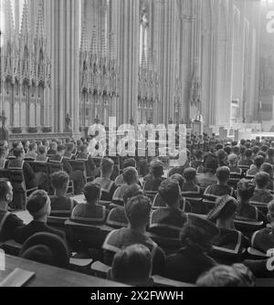 Les membres du Women's Royal Naval Service (Wrens) et des marins de la Royal Navy participent à un service de culte commun. Banque D'Images