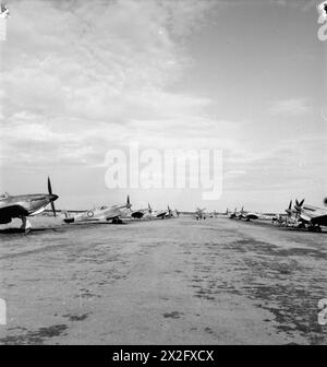 Supermarine Spitfire Mark V et un Hawker Hurricane se préparent à rouler depuis la ligne de vol à Bone, en Algérie, pour la livraison aux unités avancées en Afrique du Nord pendant l'opération TORCH, après avoir transporté de Gibraltar, 1939-1943. Banque D'Images
